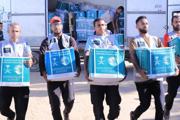 مساعدات سعودية تواصل التدفق إلى غزة