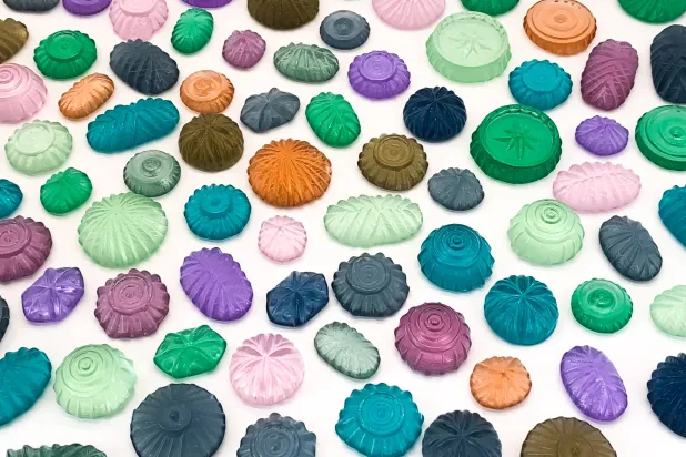 حبات المعمول الملونة في عمل الفنان رمزي ملاط (الفنان)