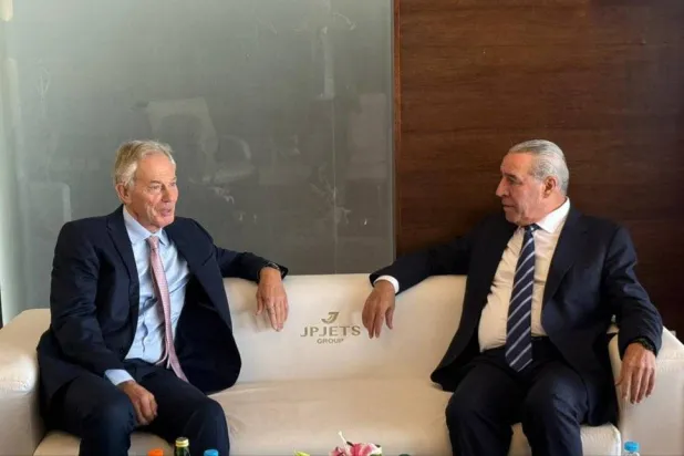 الشيخ يؤكد استعداد السلطة للعمل مع بلير وترمب