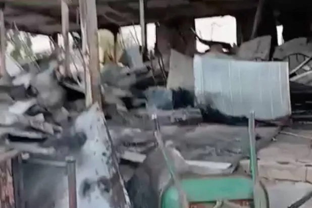 لقطة من فيديو نشرته مواقع للتواصل الاجتماعي الأحد تظهر حطام مبنى مدمر إثر غارة على الفاشر كبرى مدن دارفور (رويترز)