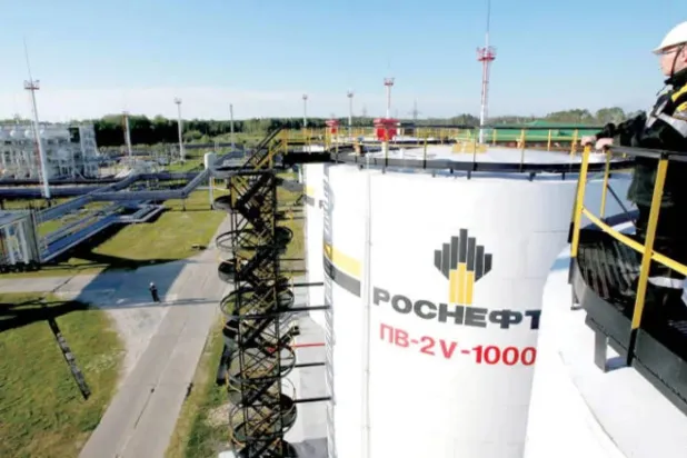 عامل بأحد مواقع العمل التابعة لشركة «روسنفت» الروسية بمدينة نفتيوجانسك في روسيا (رويترز)