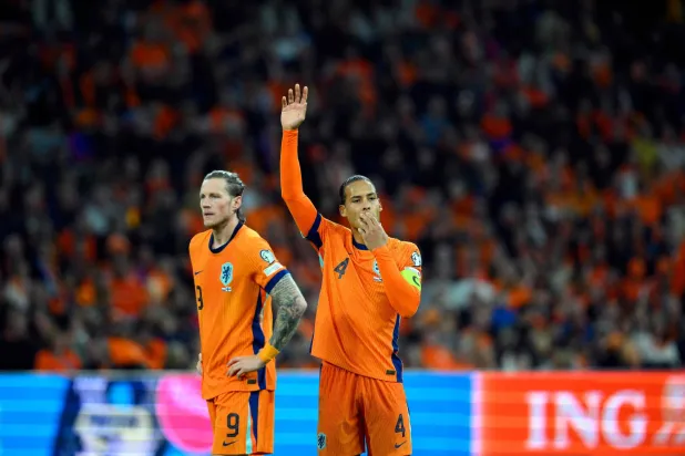 فيرجيل فان دايك يحتفل بهدفه في مرمى فنلندا (أ.ف.ب)