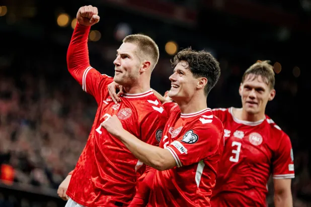 فرحة لاعبي المنتخب الدنماركي بالفوز على اليونان (رويترز)