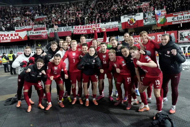 فرحة لاعبي بولندا بالفوز على ليتوانيا (رويترز)