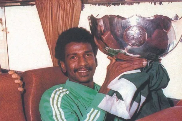 «أفضل لاعب آسيوي»: مجلة تاريخية تنصف ماجد... وتغريدة توثق إنجازه