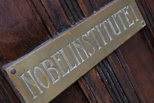 علامة «نوبل» خارج معهد نوبل النرويجي (رويترز)