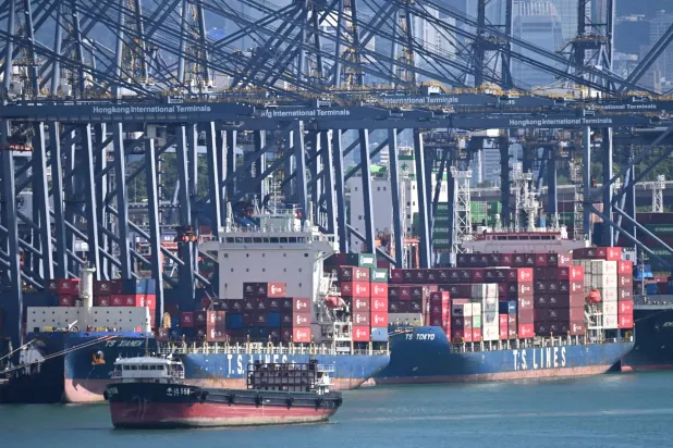 سفن شحن في ميناء هونغ كونغ الصيني (أ.ف.ب)