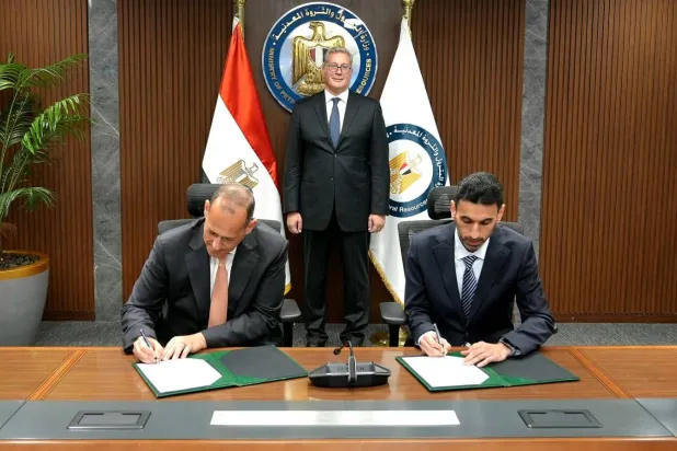 وزير البترول المصري يشهد توقيع شركة «بي بي» حفر 5 آبار في البحر المتوسط (وزارة البترول المصرية)