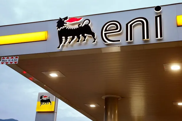 شعار شركة إيني الإيطالية للطاقة على محطة وقود بسويسرا (رويترز)