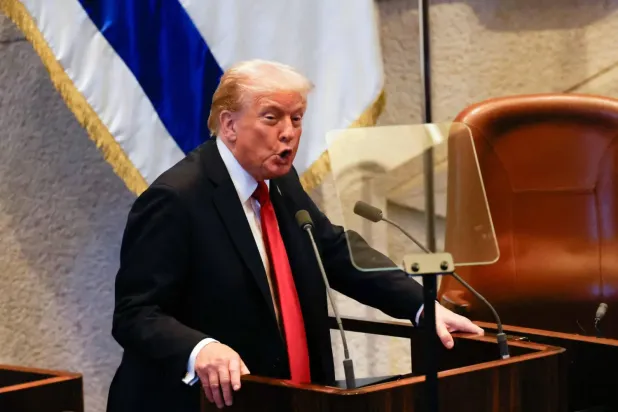 ABD Başkanı Donald Trump ve İsrail Başbakanı Binyamin Netanyahu, Ben Gurion Havalimanı'nda bir arabada birlikte oturuyor. (Reuters)