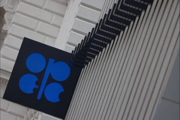 شعار منظمة «أوبك» أمام مقرها في فيينا (رويترز)