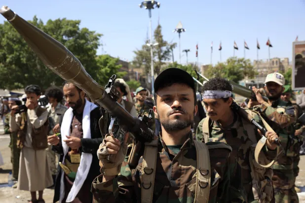 الحوثيون متهمون بتحويل جنوب البحر الأحمر إلى ممرات لتهريب الأسلحة والمخدرات (إ.ب.أ)