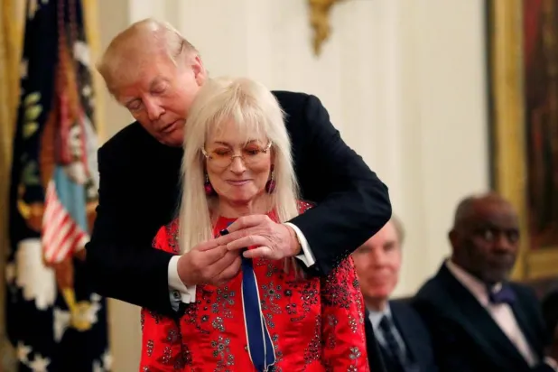 الرئيس الأميركي دونالد ترمب يمنح ميريام أديلسون «وسام الحرية» الرئاسي في البيت الأبيض بالعاصمة الأميركية واشنطن يوم 16 نوفمبر 2018 (رويترز)