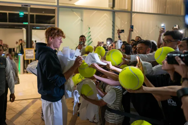 سينر يوقع للمعجبين الذين كانوا في انتظاره (الشرق الأوسط)