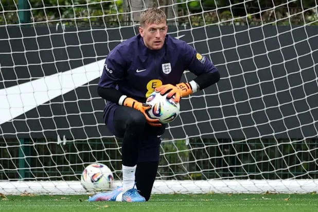 جوردان بيكفورد حارس مرمى إيفرتون ومنتخب إنجلترا (رويترز)