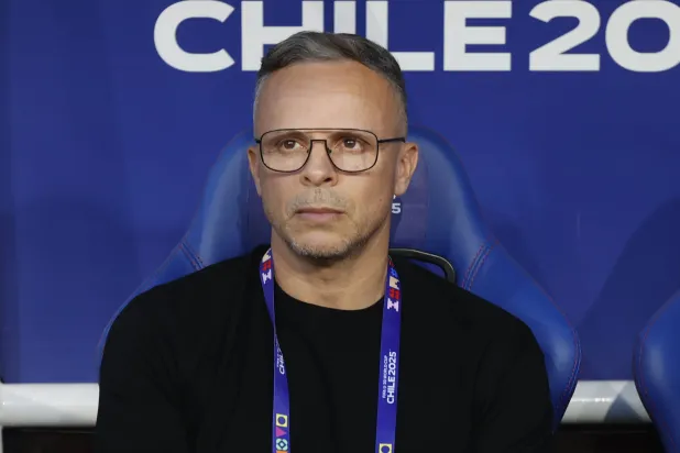 محمد وهبي مدرب منتخب المغرب للشباب تحت 20 عاماً (إ.ب.أ)