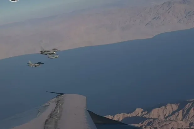 صورة من الفيديو الذي نشرته إيفانكا ابنة الرئيس الأميركي دونالد ترمب على خاصية الستوري على «إنستغرام» يظهر مرافقة مقاتلات مصرية لدخول طائرة والدها الرئاسية إلى الأجواء المصرية (إنستغرام) 