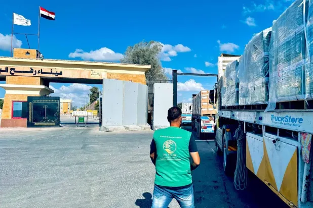 مساعدات إغاثية وإنسانية سعودية تعبر منفذ رفح باتجاه قطاع غزة (واس)