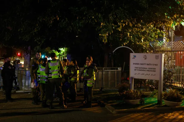 أفراد من قوات الأمن الإسرائيلية يقفون أمام مركز الطب الشرعي في تل أبيب قبل وصول جثث أربعة رهائن تسلمتهم إسرائيل عقب اتفاق وقف إطلاق النار 13 أكتوبر 2025 (أ.ف.ب) 