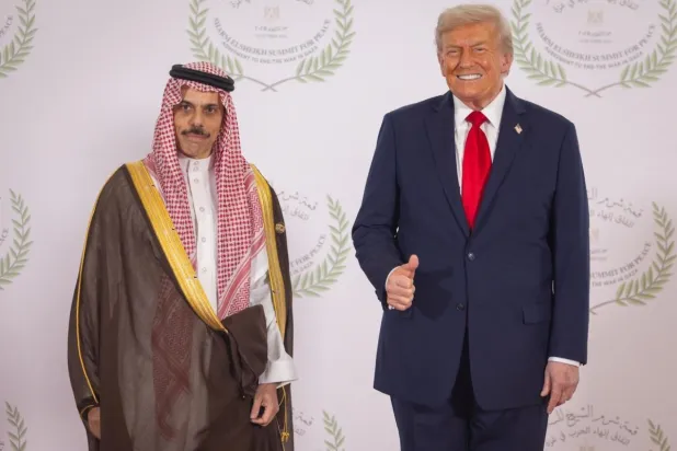 الرئيس الأميركي دونالد ترمب ووزير الخارجية السعودي الأمير فيصل بن فرحان قبيل القمة (واس)