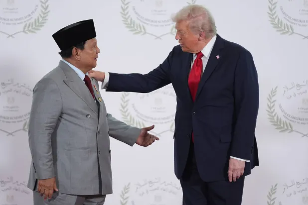موقف محرج بسبب مكبر الصوت... رئيس إندونيسيا يطلب من ترمب لقاء ابنه إريك 