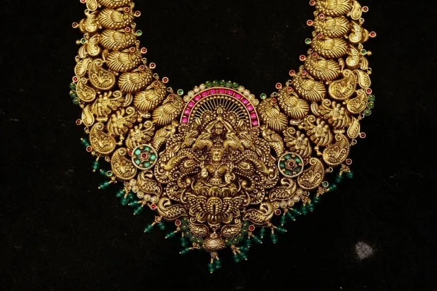 حلية ذهبية في متجر مجوهرات ببنغالور (إ.ب.أ)