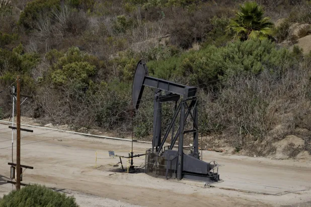 منصة نفط تعمل في لوس أنجلوس بكاليفورنيا (إ.ب.أ)