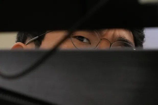 متعامل في العملات يراقب شاشات في غرفة تداول العملات الأجنبية بمقر بنك هانا في سيول (أ.ب)