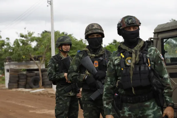 جنود تايلانديون يقومون بدورية في منطقة استُعيدت من مستوطنين كمبوديين متهمين بالتعدي على الأراضي التايلاندية في بان نونغ يا كايو بمقاطعة سا كايوفي بتايلاند (إ.ب.أ)