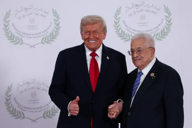 
دیدار دونالد ترامپ رئیس جمهور آمریکا و محمود عباس رئیس تشکیلات خودگردان فلسطین در نشست صلح شرم الشیخ (رویترز)