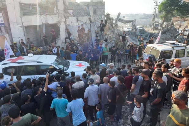 خودروهای صلیب سرخ پس از تحویل گرفتن گروگان ها در غزه طبق توافق آتش بس در حال انتقال آنها هستند (رویترز)