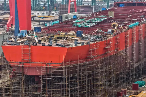 سفينة صينية تحت الإنشاء في حوض السفن قرب نهر يانغتسي شرق الصين (أ.ف.ب)