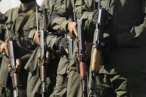 مسلحون حوثيون ضمن استعراض في العاصمة اليمنية المختطفة صنعاء (إ.ب.أ)