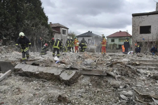 رجال الإنقاذ في خيرسون (أرشيفية - إ.ب.أ)