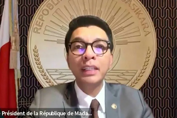 رئيس مدغشقر أندريه راجولينا وهو يُلقي خطاباً من مكان مجهول بعد محاولة انقلابية أجبرته على الاختباء (أ.ب)