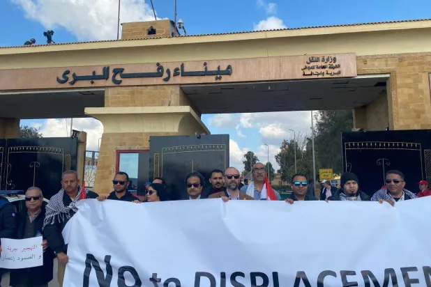 إحدى الفعاليات المصرية السابقة أمام معبر رفح لرفض تهجير الفلسطينيين (الحزب المصري الديمقراطي)