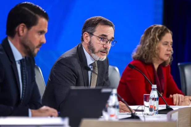 بيير-أوليفييه غورينشاس (وسط) المستشار الاقتصادي لصندوق النقد الدولي يتحدث خلال مؤتمر صحافي حول آفاق الاقتصاد العالمي (إ.ب.أ)