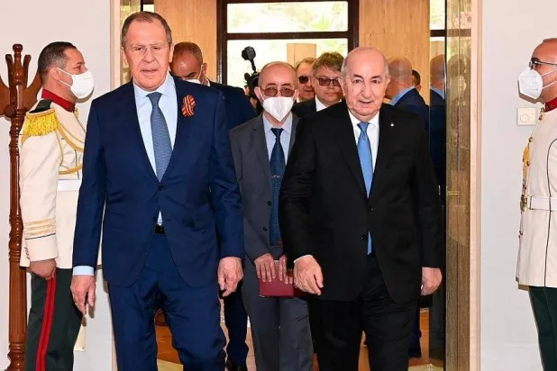 الرئيس الجزائري في لقاء سابق مع وزير خارجية روسيا (الرئاسة الجزائرية)