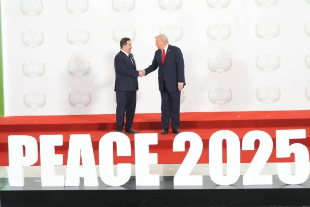 الرئيس الأميركي دونالد ترمب ورئيس الحكومة العراقية محمد شياع السوداني خلال صورة تذكارية على هامش قمة شرم الشيخ يوم 13 أكتوبر 2025 (إعلام حكومي)