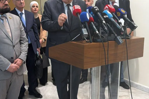 نائب رئيس الحكومة اللبنانية طارق متري ووزيرا العدل اللبناني عادل نصار والسوري مظهر الويس في مؤتمر صحافي (الشرق الأوسط)