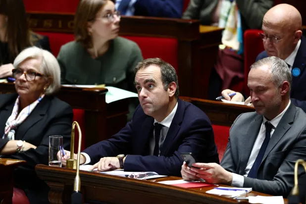 رئيس الوزراء الفرنسي سيباستيان لوكورنو بين وزيرة الدفاع ووزير العلاقات مع البرلمان لوران بانيفو (رويترز)