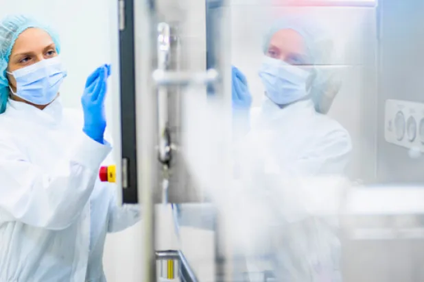 سيدة في أحد المعامل الصحية (الاستراتيجية الوطنية للتقنية الحيوية)