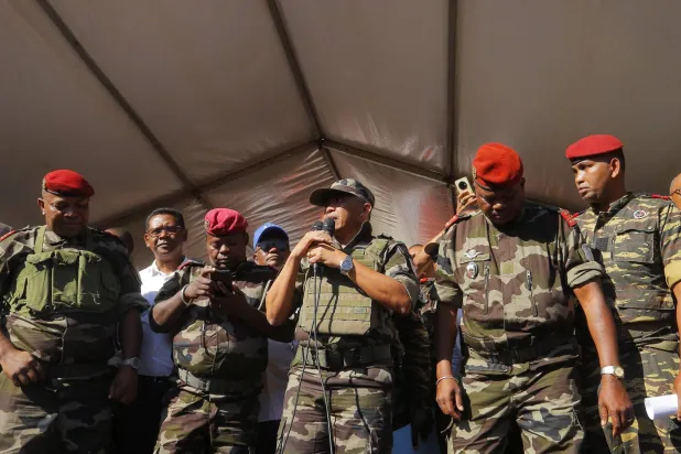 قائد وحدة النخبة المعروفة باسم «كابسات» الكولونيل مايكل راندريانيرينا يخاطب المتظاهرين (رويترز) 