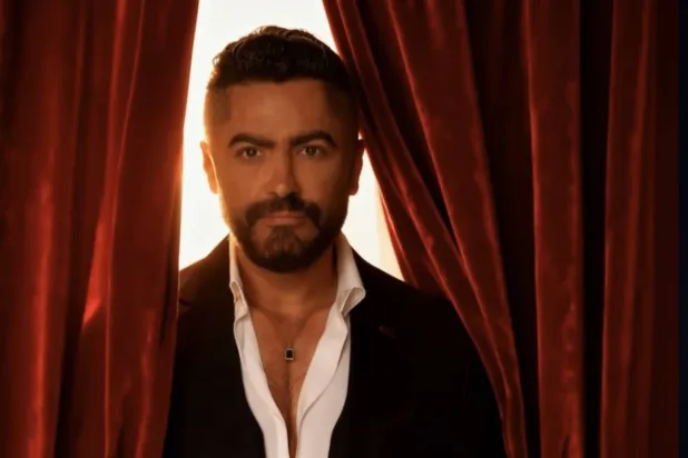 تامر حسني في لقطة من كليب «من كان يا مكان» (يوتيوب)
