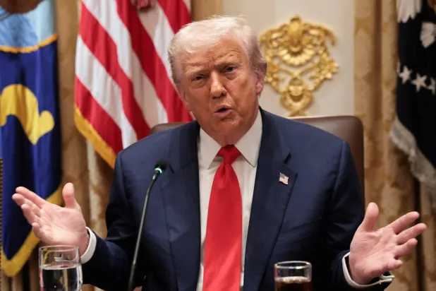 الرئيس الأميركي دونالد ترمب يلوّح بيده خلال حديثه أثناء الغداء مع الرئيس الأرجنتيني خافيير ميلي في البيت الأبيض بالعاصمة واشنطن 14 أكتوبر 2025 (رويترز)