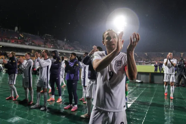 فرحة هاري كين ولاعبي إنجلترا بالفوز على لاتفيا والتأهل للنهائيات (أ.ب)