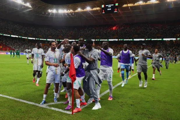 فرحة لاعبي السنغال بالفوز على موريتانيا والتأهل للمونديال (أ.ب)