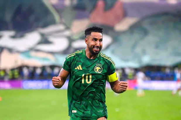 الدوسري محتفلا بعد نهاية المباراة (تصوير: علي خمج)