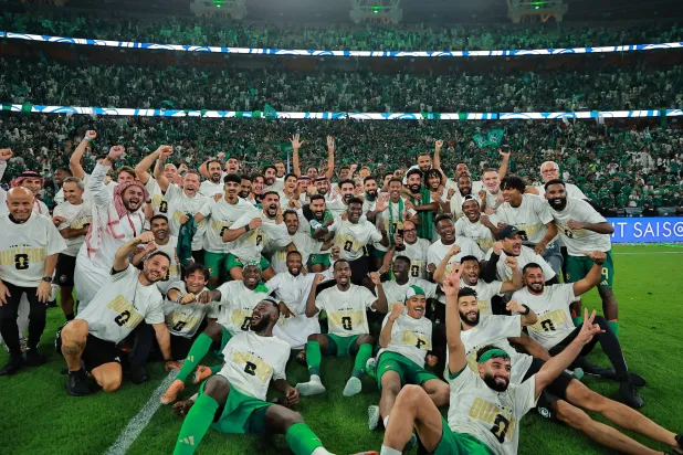 لاعبو المنتخب السعودي يحتفلون ببلوغ المونديال (رويترز)