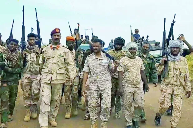 
أرشيفية للقائد المنشق عن «الدعم السريع» أبو عاقلة كيكل (الثالث من اليسار) قبل انضمامه إلى الجيش وإلى يساره القائد بقوات الدعم السريع عبد الرحمن البيشي، 
الذي انشق عن الجيش وقتل بغارة جوية نفذها الجيش (مواقع التواصل)